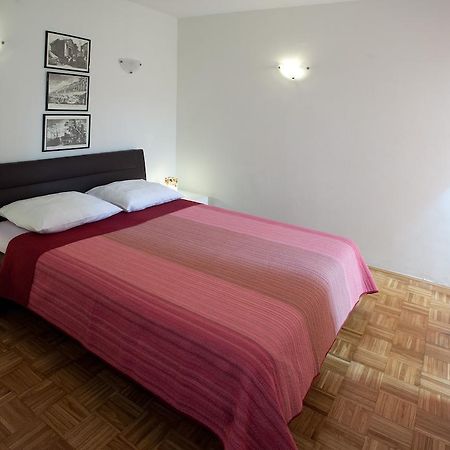 Ideal Location Split Apartments Номер фото