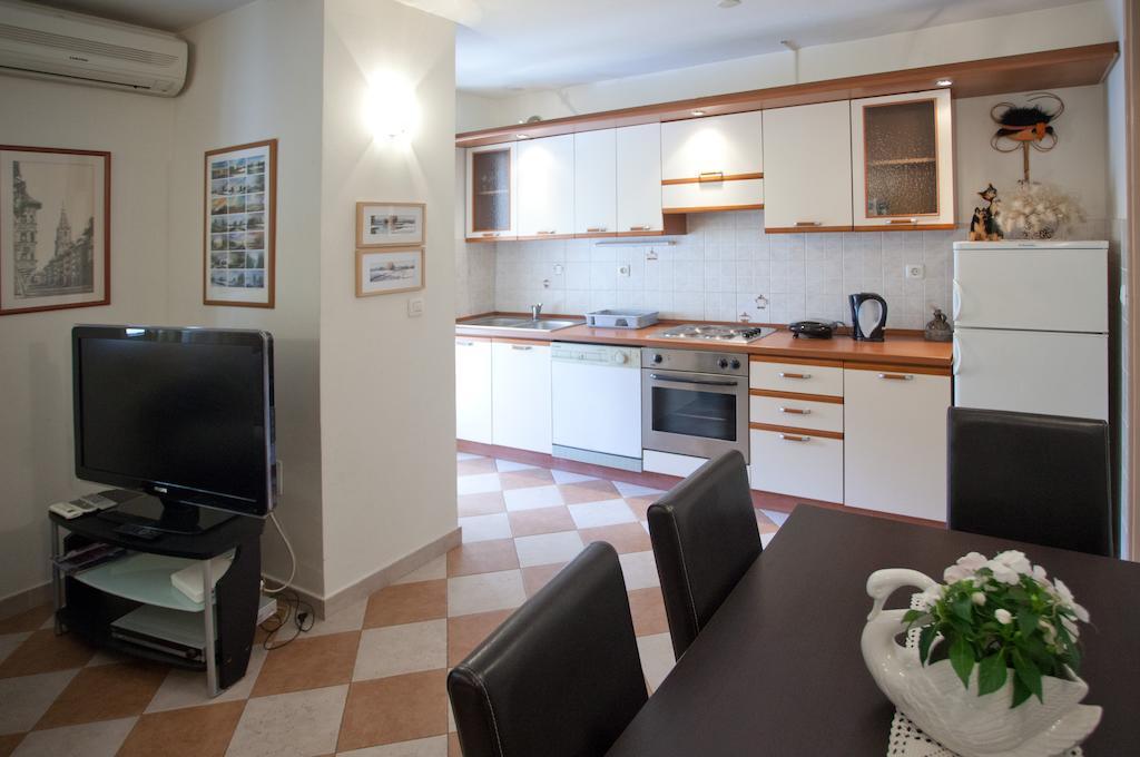 Ideal Location Split Apartments Номер фото