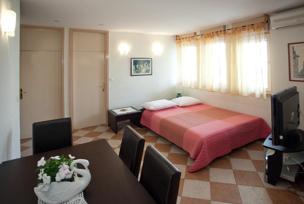 Ideal Location Split Apartments Номер фото