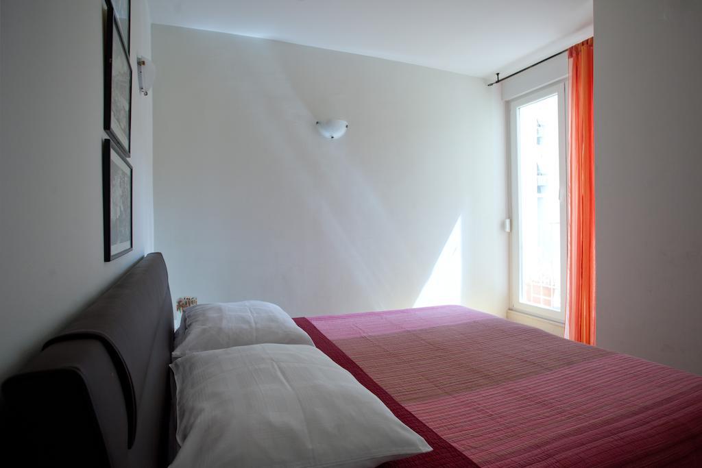 Ideal Location Split Apartments Номер фото