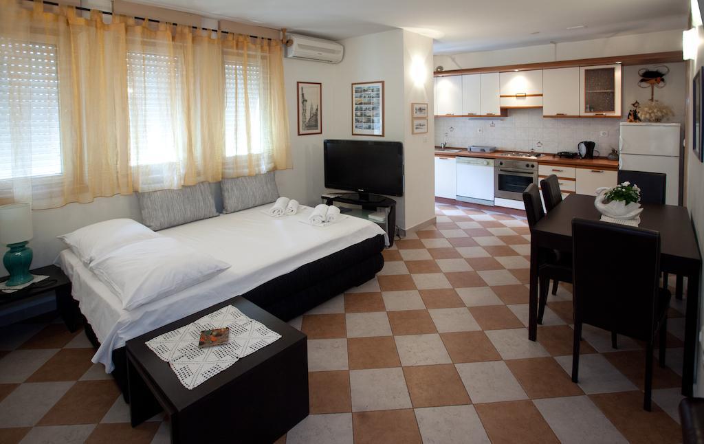 Ideal Location Split Apartments Номер фото