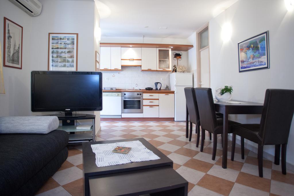 Ideal Location Split Apartments Номер фото