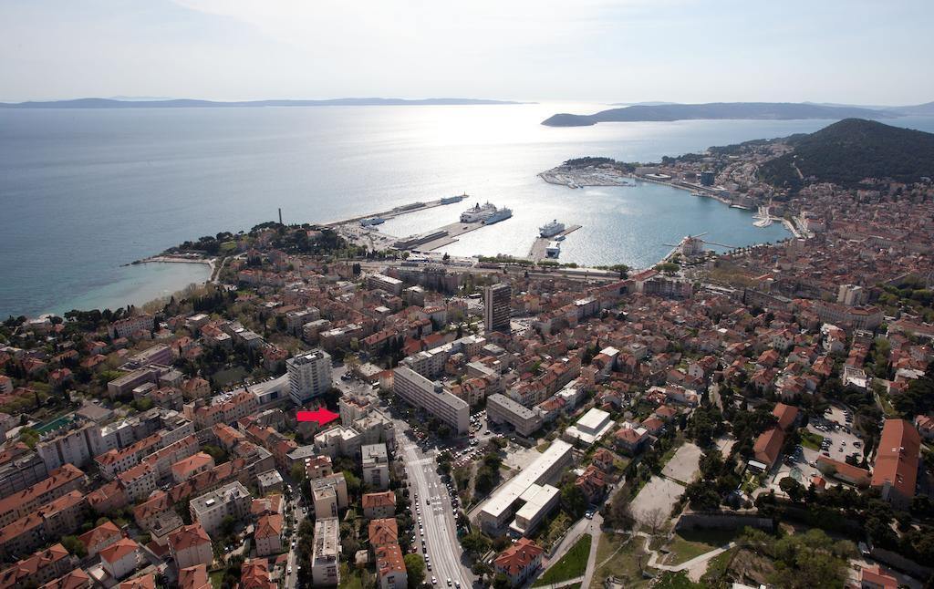 Ideal Location Split Apartments Номер фото