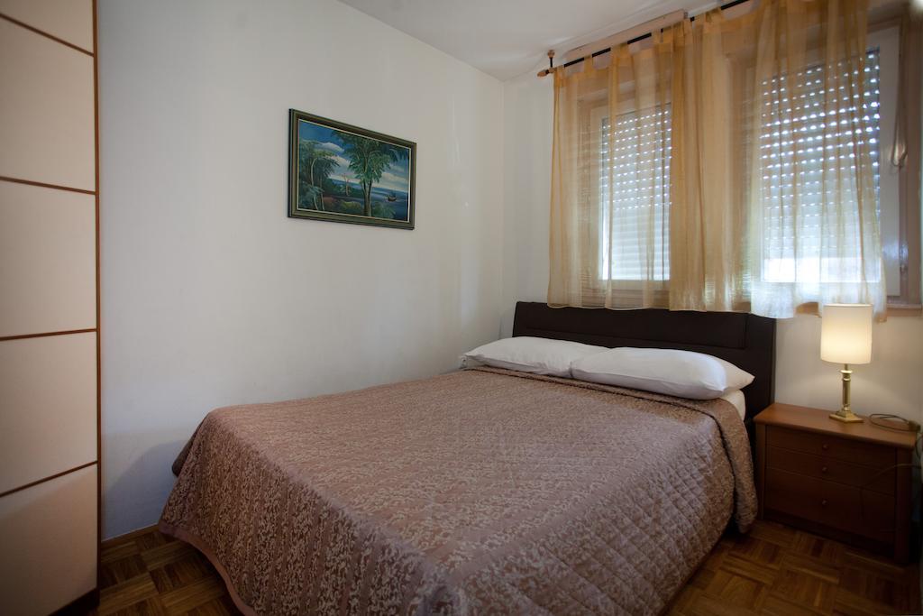 Ideal Location Split Apartments Номер фото