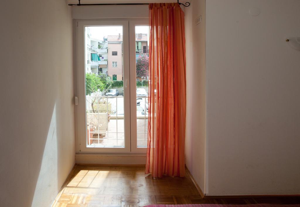 Ideal Location Split Apartments Номер фото