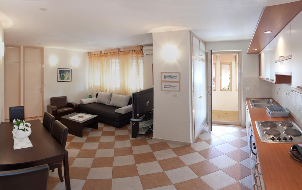 Ideal Location Split Apartments Номер фото